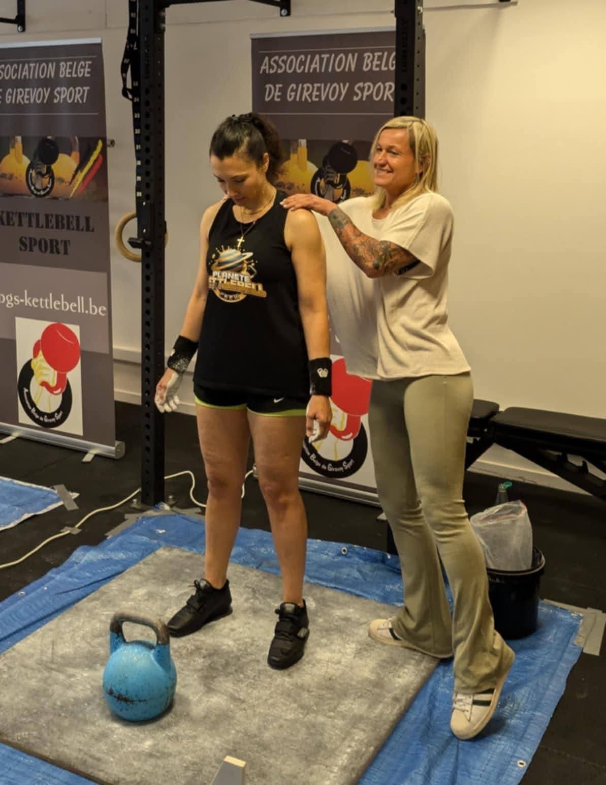 Valérie Coach de Planète Kettlebell soutenant son athlète 
